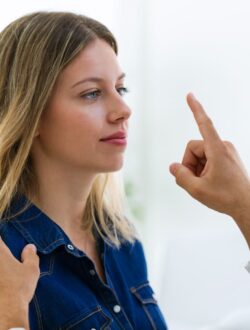 emdr-6-choses-a-savoir-sur-cette-therapie-qui-propose-de-se-soigner-en-bougeant-les-yeux